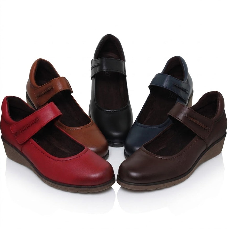 Calzado de mujer en piel con cuña de 4 cm, plantilla extraíble confortable y diseño elegante.
