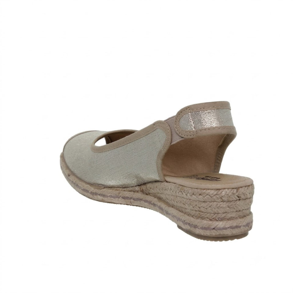 Sandalias de cuña para mujer con acabado brillante en color platino