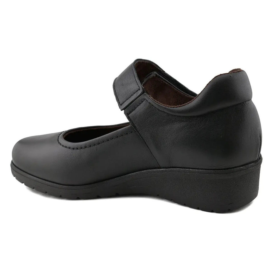 Calzado de mujer en piel con cuña de 4 cm, plantilla extraíble confortable y diseño elegante.