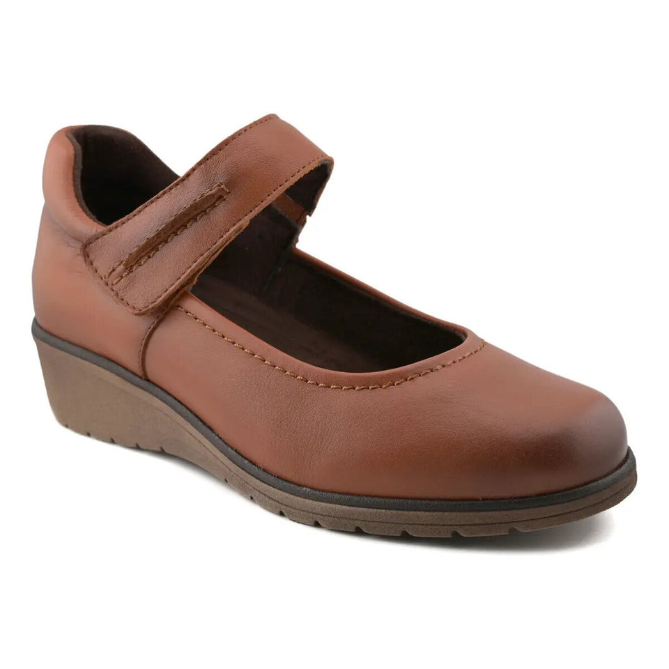 Calzado de mujer en piel con cuña de 4 cm, plantilla extraíble confortable y diseño elegante.