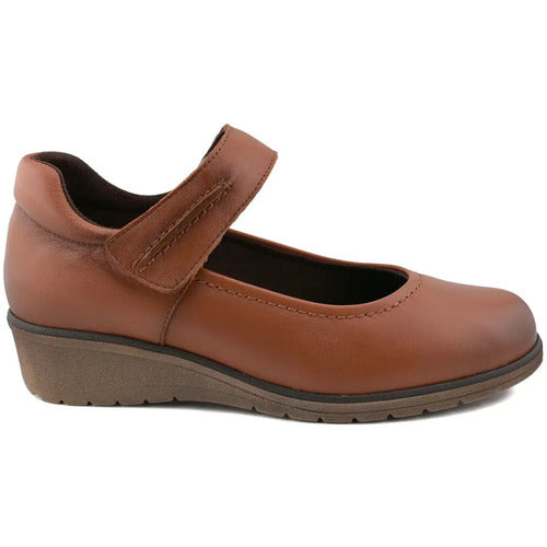 Calzado de mujer en piel con cuña de 4 cm, plantilla extraíble confortable y diseño elegante.