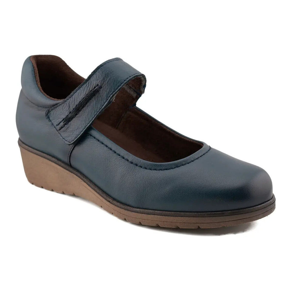 Calzado de mujer en piel con cuña de 4 cm, plantilla extraíble confortable y diseño elegante.