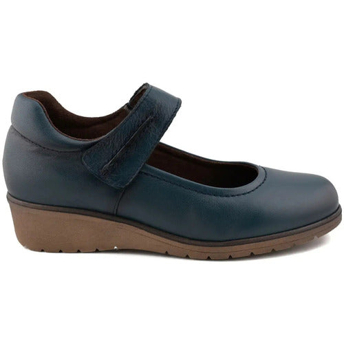 Calzado de mujer en piel con cuña de 4 cm, plantilla extraíble confortable y diseño elegante.