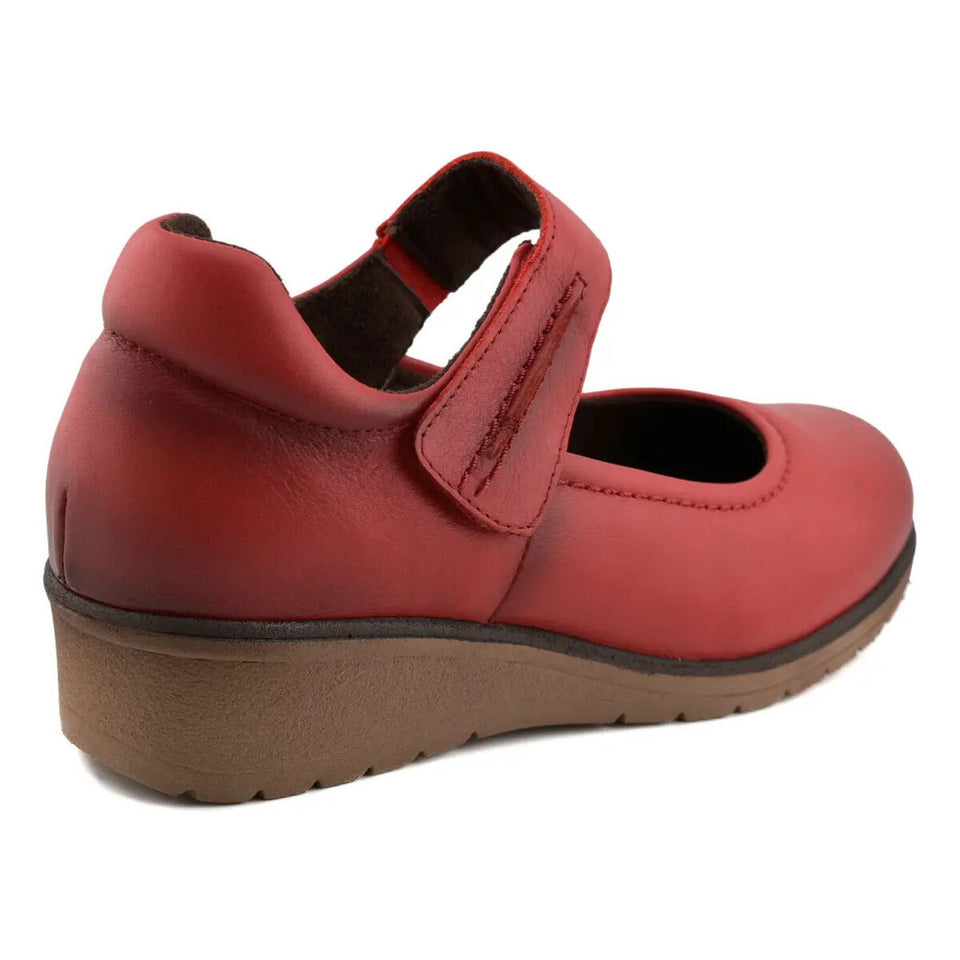 Calzado de mujer en piel con cuña de 4 cm, plantilla extraíble confortable y diseño elegante.