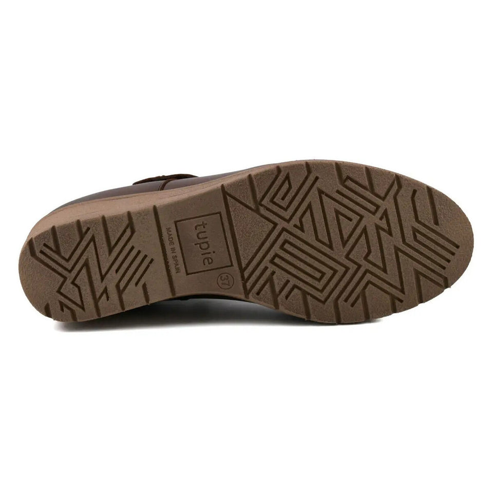 Calzado de mujer en piel con cuña de 4 cm, plantilla extraíble confortable y diseño elegante.