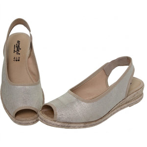 Sandalias de cuña para mujer con acabado brillante en color platino