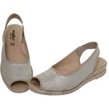 Sandalias de cuña para mujer con acabado brillante en color platino