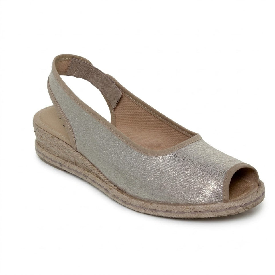 Sandalias de cuña para mujer con acabado brillante en color platino