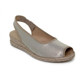 Sandalias de cuña para mujer con acabado brillante en color platino
