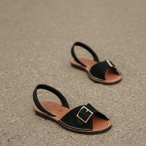 Sandalias Avarcas de Mujer en Piel de Menorca – Estilo Auténtico y Confort Mediterráneo