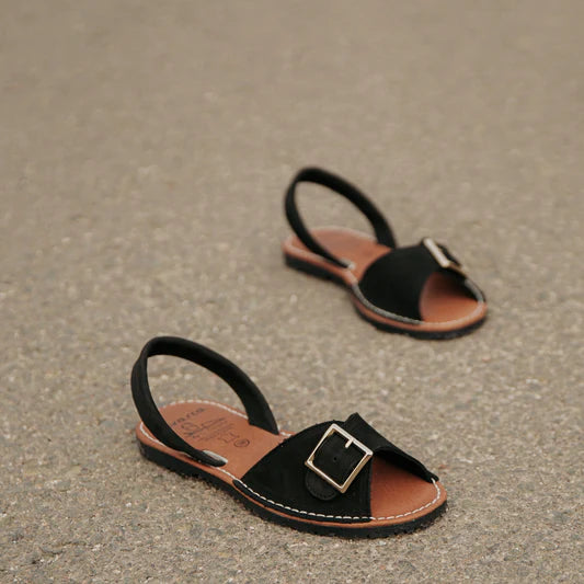 Sandalias Avarcas de Mujer en Piel de Menorca – Estilo Auténtico y Confort Mediterráneo
