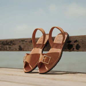Sandalias Avarcas de Mujer en Piel de Menorca – Estilo Auténtico y Confort Mediterráneo