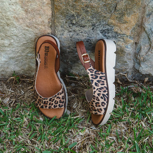Sandalia de Cuña de Cuero con Estampado Leo – Cuña de 3 cm