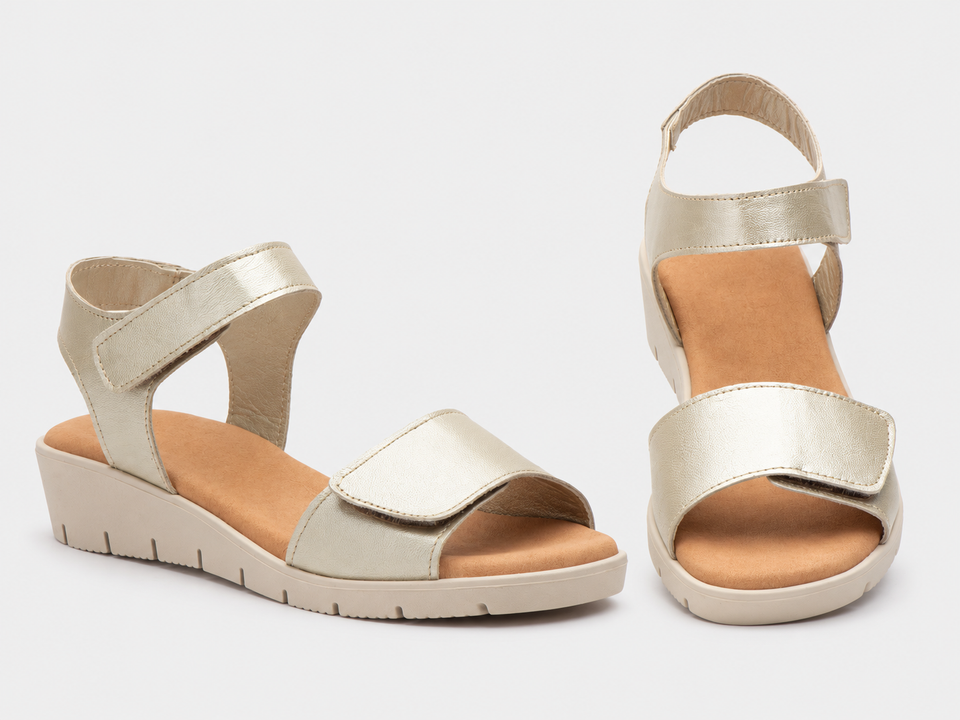 Sandalias de Mujer de Piel Platino con Cuña de Gel y Cierre Ajustable