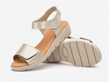 Sandalias de Mujer de Piel Platino con Cuña de Gel y Cierre Ajustable