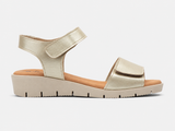 Sandalias de Mujer de Piel Platino con Cuña de Gel y Cierre Ajustable