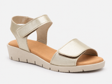 Sandalias de Mujer de Piel Platino con Cuña de Gel y Cierre Ajustable
